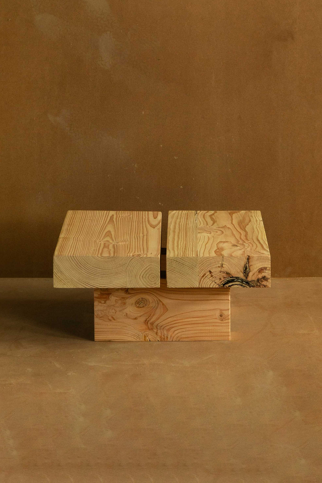 Mesa baja brutalista